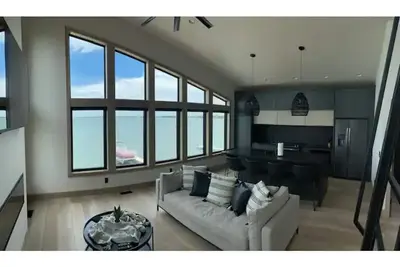 Image de Waterfront Home on Lake Poinsett! 5 queen beds and a Beachfront Bar! ! Sleeps 10