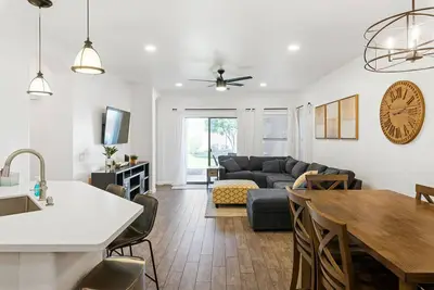Image de 4 Bed with Community Pool, Game Room, Minutes to Bell Bank Park!