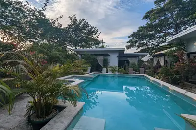Fully equipped studio, short walk to beach, stores and restaurants