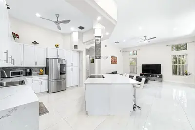 Image de Opulent 5br/4ba Mansion in the Pine Tree Golf Club!