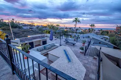 Image de Travel in style at this renovated villa with views of Cabo´s arch, sleeps 10