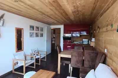 Image de Bel appartement rénové, proches commerces et pistes.