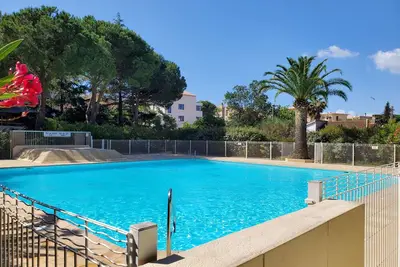Miougrano Joli T2 climatisé  4 personnes 300m Plage, avec balcon, piscine, et parking en sous sol