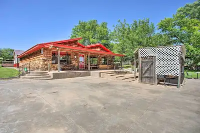 Image de Rustic Home w\/ Patio, 1 Mi to Sunset Beach!