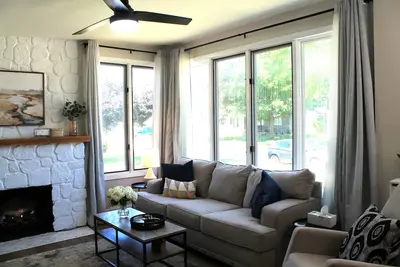 Image de Perfect location for travel workers, close to everything and fully furnished!