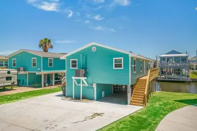 Image de Canalfront Home with Huge Deck, Close to the Beach