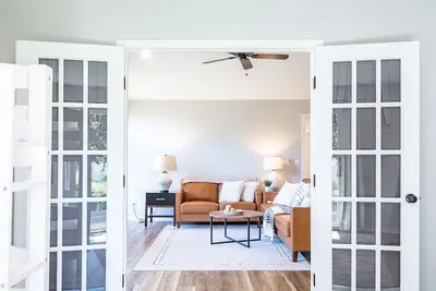Image de Updated, bright, and modern Manteno Home close to parks