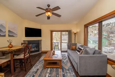 Image de Luxe downtown condo with mountain views, balcony, grill, fireplace, & W/D