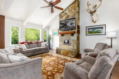 Image de Ski-in/out home with fast WiFi, mountain views & deck - near hiking & town