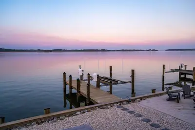 Image de Beautifully renovated bayfront home with deck, game room, fireplace & Ev charger