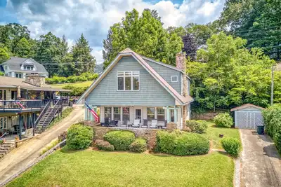 Image de Lovely lakefront home with fireplace, pool, tennis, fast WiFi, & washer/dryer
