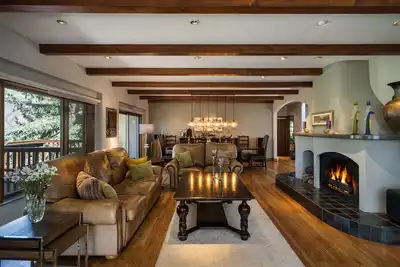 Image de Stunning mountainside home with hot tub, fireplace & washer/dryer - dogs welcome