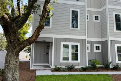 Townhome near shopping & waterfront with WiFi, elevator, balcony & Ac