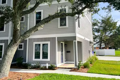 Dreamy coastal townhome - fast WiFi, private balcony, full kitchen, elevator, Ac