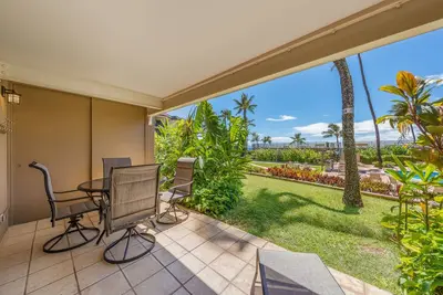 Image de Ground-floor, oceanfront condo with pool, spacious, private lanai and free wifi