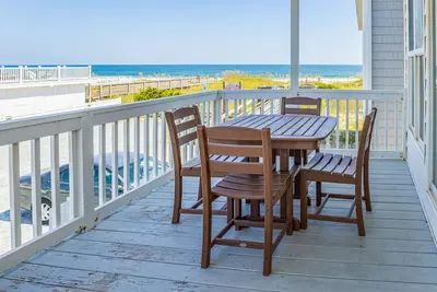 Image de Ideal beachfront escape with WiFi, central Ac, beach access & private W/D