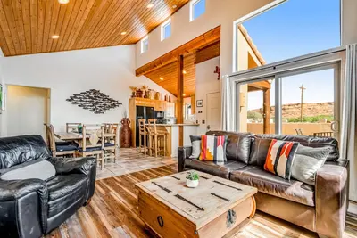 Image de Mountain view home with patio, gas fireplaces & shared pool/hot tub - 2 dogs Ok