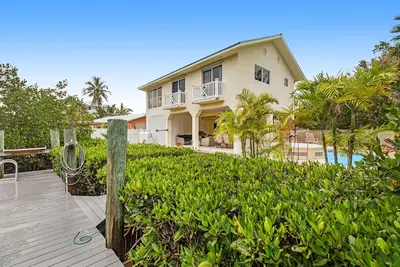 Image de Waterfront hideaway with dock, pool & inviting patio - walk to Sombrero Beach