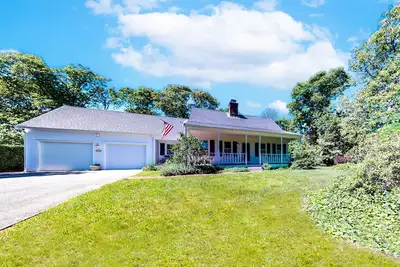 Image de Secluded home with deck, grill, porch, fast WiFi, & W/D - great location