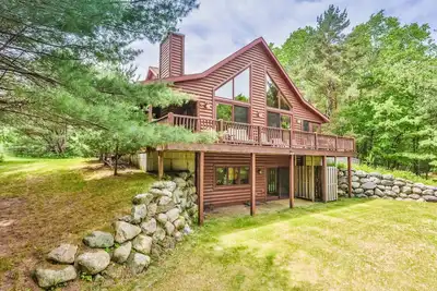 Image de Secluded lakefront cabin with deck, dock, fireplace, kayak, canoe, & WiFi