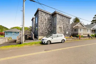 Image de Dog-friendly home with water views, washer\/dryer & fireplace - close to beaches