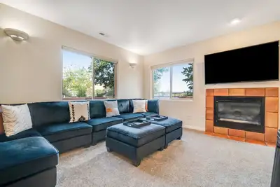 Image de Remodeled townhouse with pool, private hot tub & fireplaces - near National Park