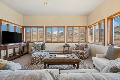 Image de Quiet home with stunning mountain views, pool table, WiFi, W\/D & great location