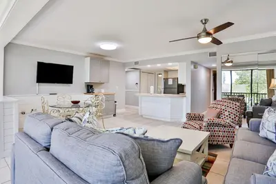 Image de Harbor-view condo with pool, sports courts & fitness room - snowbirds welcome