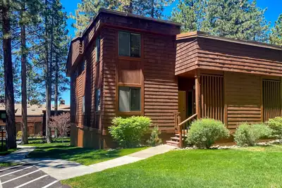Image de Fantastic lakefront condo with tennis, skiing, fireplace, & W/D, sleeps 6