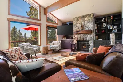Image de Golf-course home w/great view, 2 fireplaces, deck & walkable location