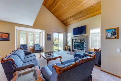 Image de Spacious condo with hot tub, fireplace & washer/dryer - near shopping