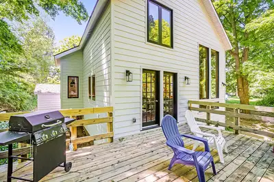 Image de Inviting home in great location with large deck, firepit, gas grill & streaming