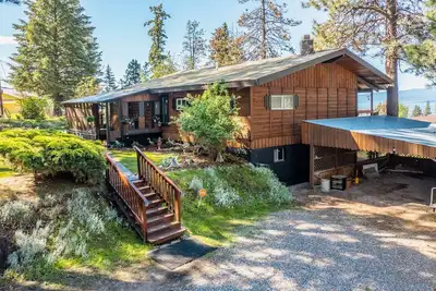 Lake & mountain view retreat with washer/dryer, & furnished deck