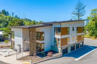 Image de Dog-friendly home near the ocean with fireplaces, grill, balcony & deck