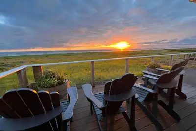 Image de Beachfront home with majestic ocean views.