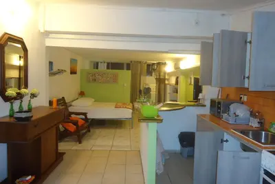 Image de Grand studio meublé, tt confort, accès piscine!