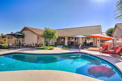 Image de Elegant Peoria Home: Pool, Putting Green, Fire Pit