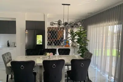 Image de Quiet private room with shared bathroom