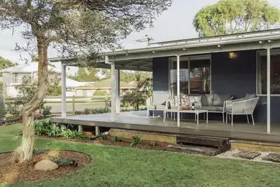 Image de Simply Gorgeous & Lovingly Restored Beach Cottage, Bursting With Character