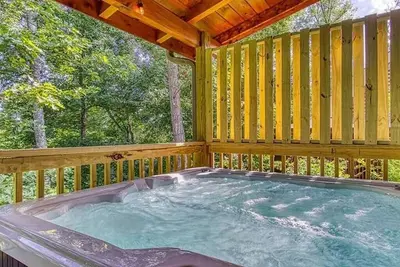 Image de New 3bd Log Cabin with Hot Tub! Pool Table +WiFi