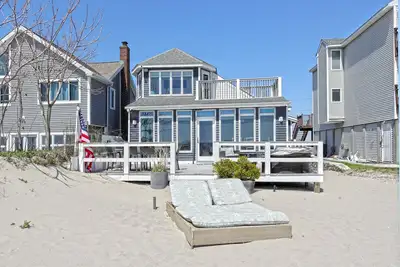 Image de Beach front home with deck, balcony and private beach!