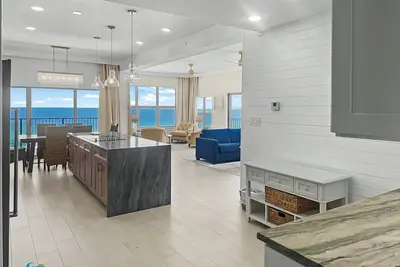 Image de Complete Remodel - Top Floor Beach Front Condo - Free Beach Service!