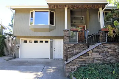 Image de Relax & Rejuvenate in 4Br home with Hot Tub & Deck, in heart of Roseburg