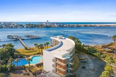 Image de Waterfront Condo