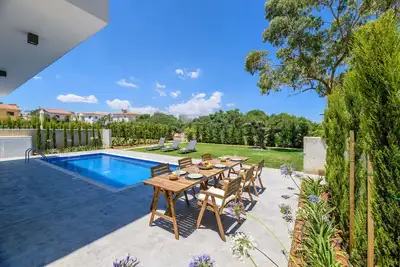 Image de By The Beach - Sea Pearl Villa - Steps from the Beach