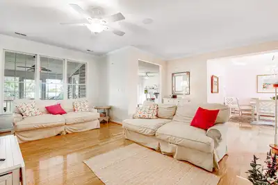 Image de Open, two-story townhouse with washer/dryer, pools & gym - one dog Ok