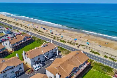 Image de Beachfront condo W/ Shared pool, hot tub, sweeping views, foosball & private W/D