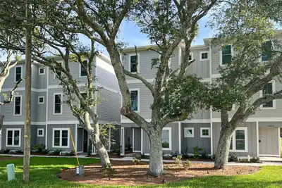 Image de Four townhomes - heart of the city - elevator, balconies, fast WiFi, central Ac
