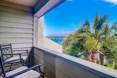 Image de Lovely waterfront condo with balcony, central Ac, & washer/dryer