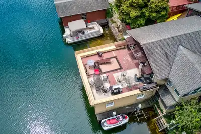 Image de Lake Rabun vintage boathouse with two suites, amazing views & hot tub